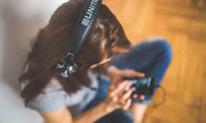 La musica aiuta il cervello a combattere lo stress: scoperto cosa accade durante l&rsquo;ascolto
