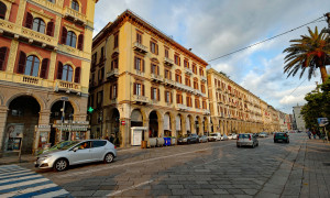 Cagliari cambia volto contro il caldo: ombra nelle strade, asfalti pi&ugrave; freschi e acqua nebulizzata