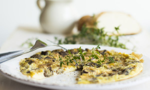 Frittata svuotafrigo, la ricetta anti-spreco che porta in tavola gli avanzi di fine estate