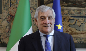 Tajani si scusa dopo le frasi sulle &laquo;mogli affidabili&raquo;: &laquo;Non ho mai voluto offendere le donne&raquo;