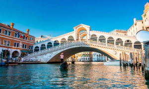 Venezia, il ticket d&rsquo;ingresso potrebbe salire a 30 euro nel 2027: stretta sul turismo mordi e fuggi