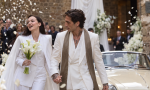 Damiano David e Dove Cameron sposi: il s&igrave; a Montalcino e il bacio davanti ai fan