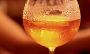 Venezia, spritz con l&rsquo;inganno: liquori economici nelle bottiglie dei grandi marchi
